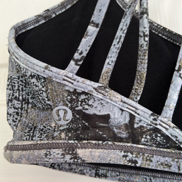 EUC Lululemon strappy sports bra 🔥 - Picture 3 of 4